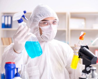 Kimyager banyo malzemelerinin kalitesini kontrol ediyor.