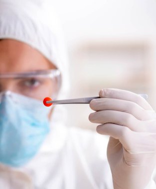 Uyuşturucu sentezi konseptinde laboratuar asistanı