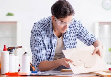 Marangozluk hobisi olan genç bir adam.