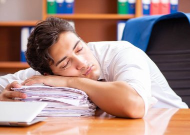 Ofiste çalışan genç bir çalışan.