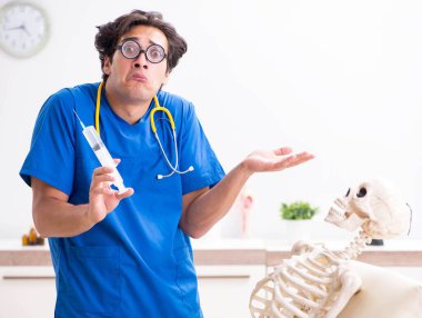 Hastanede iskeleti olan komik bir doktor.
