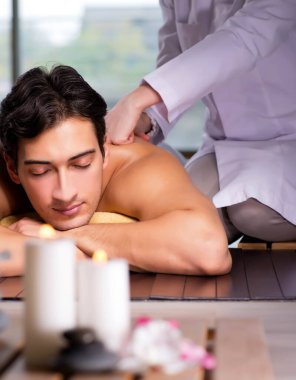 Kaplıca sırasında genç yakışıklı bir adam.