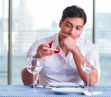 Yakışıklı, yalnız bir adam. RestarAunt 'da randevuda.