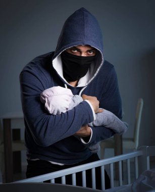 İnsan çocuk ticareti konseptinde bebek hırsızlığı