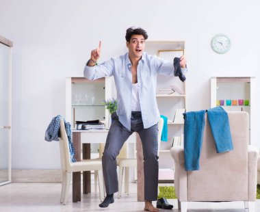 İş adamı gece geç saatte uyuyakaldığı için ofise geç kaldı.