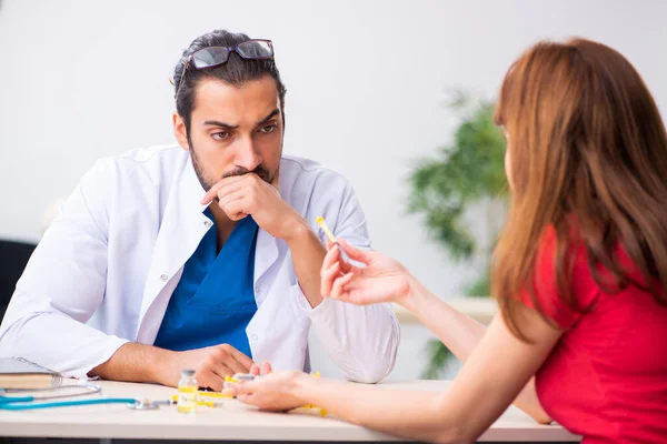 Diabetikerin besucht jungen männlichen Arzt — Stockfoto