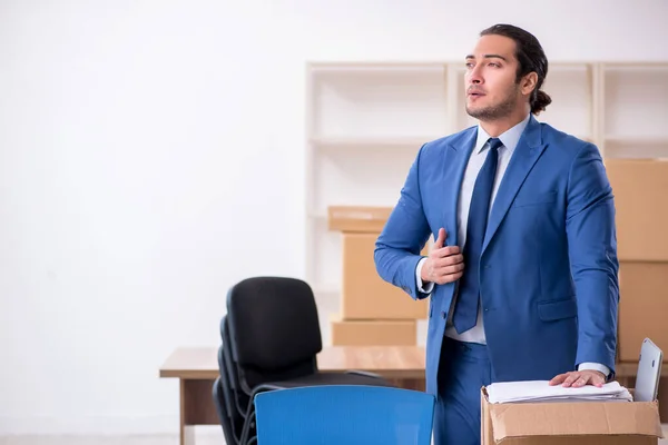 Junge männliche Mitarbeiter im Umzugskonzept — Stockfoto