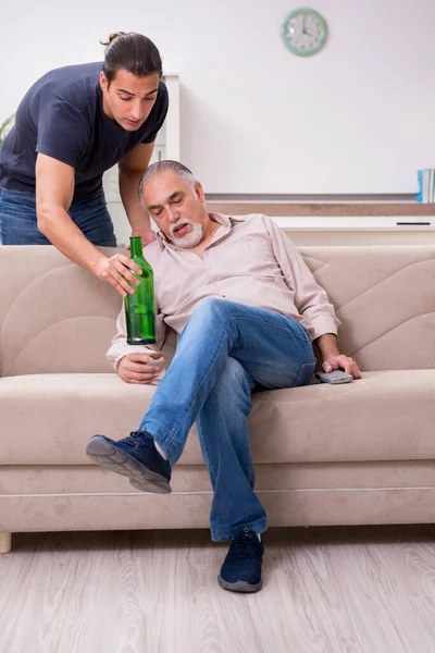 Man met drankprobleem en het gezin — Stockfoto