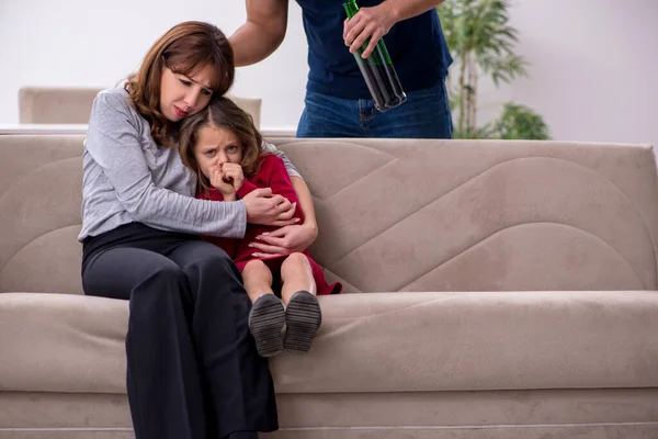 Junges Paar und ihre Tochter im Familienkonflikt — Stockfoto