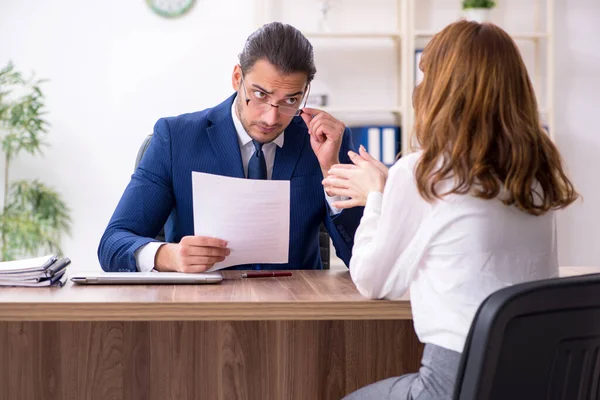 Business meeting between businessman and businesswoman — Stock Photo, Image