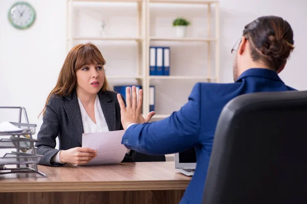 Business meeting between businessman and businesswoman — Stock Photo, Image