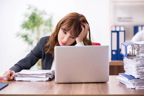 Två anställda som arbetar på kontoret — Stockfoto