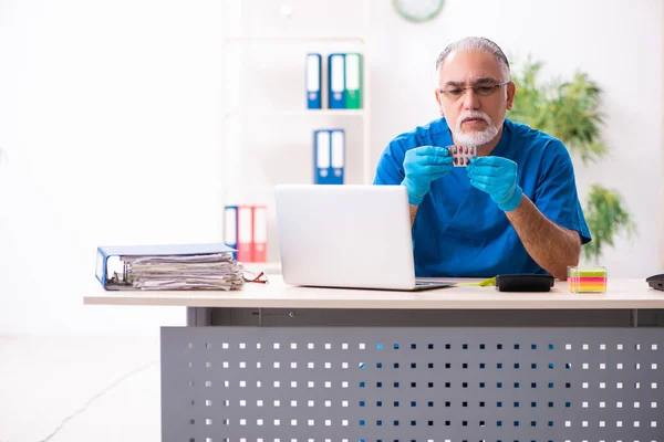 Klinikte çalışan yaşlı bir doktor. — Stok fotoğraf