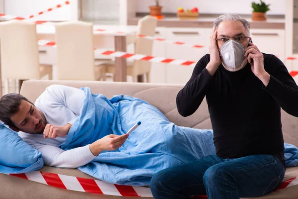 Vater und Sohn im Coronavirus-Konzept zu Hause — Stockfoto