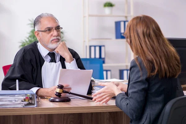 Viejo juez y cliente femenino en la oficina — Foto de Stock