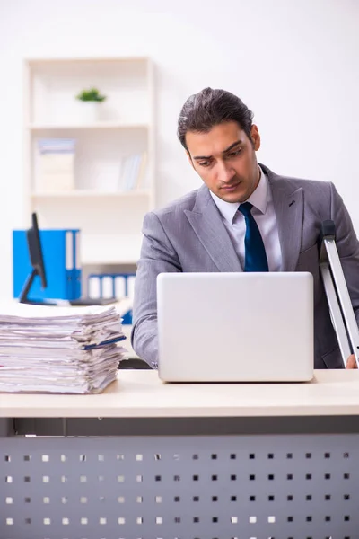 Am Bein verletzte Mitarbeiterin im Büro — Stockfoto