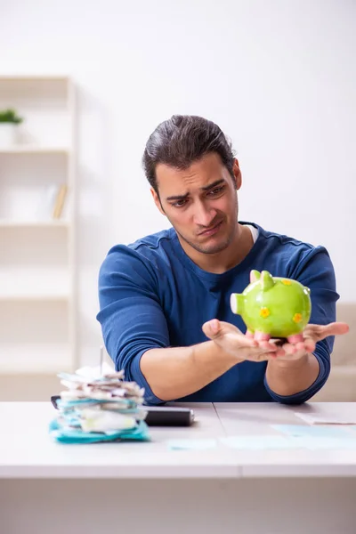 Junger Mann im Haushaltssicherungskonzept — Stockfoto