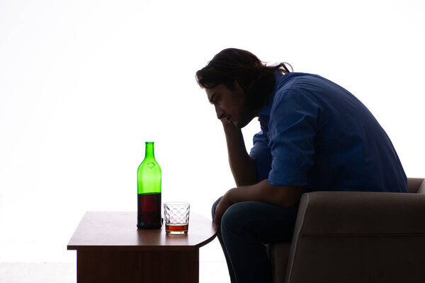Молодой человек, страдающий алкоголизмом