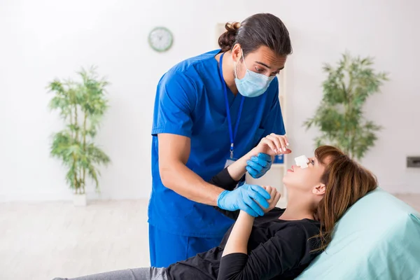 Ung vacker kvinna besöker läkare i plast kirurgi koncept — Stockfoto