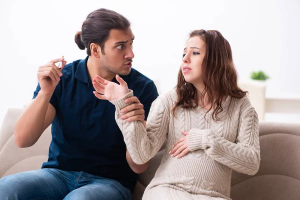 Muž a těhotná žena v antismoking konceptu — Stock fotografie
