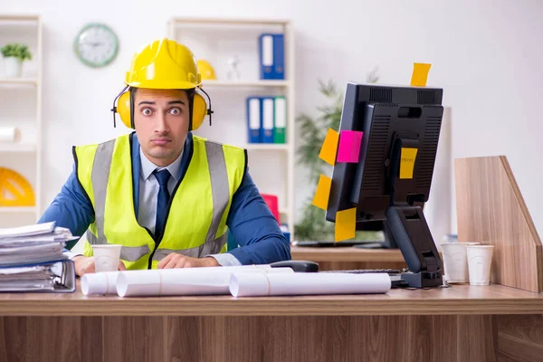 Junger männlicher Architekt arbeitet im Büro — Stockfoto