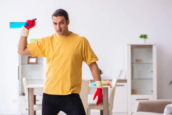 Genç erkek müteahhit evi temizliyor. — Stok fotoğraf