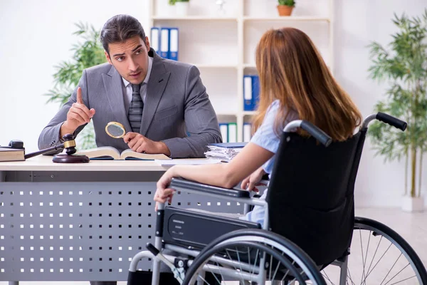 Junge verletzte Frau und Anwalt im Gerichtssaal — Stockfoto