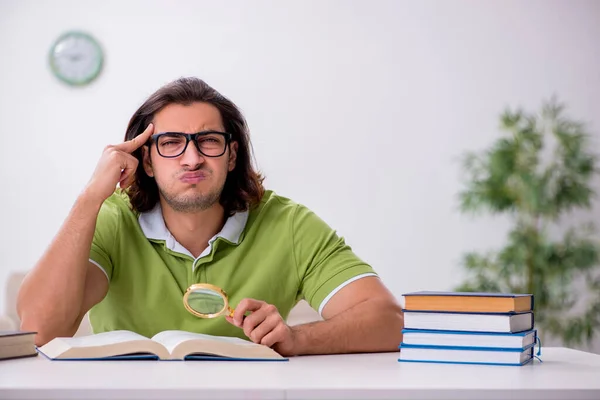 Giovane studente maschio preparazione per gli esami a casa — Foto Stock