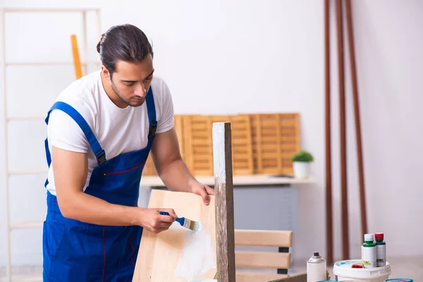 Joven contratista masculino trabajando en taller — Foto de Stock