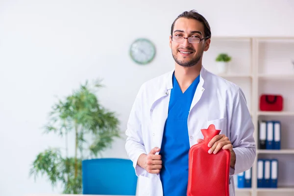 Junger Arzt Gastroenterologe arbeitet in der Klinik — Stockfoto