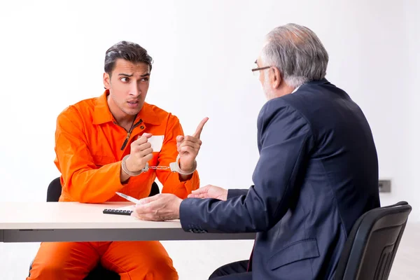 Встреча молодых заключенных с адвокатом в предварительном заключении — стоковое фото