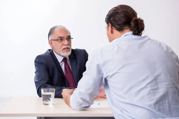 Antiguo hombre de negocios reunido con abogado en prisión preventiva —  Fotos de Stock