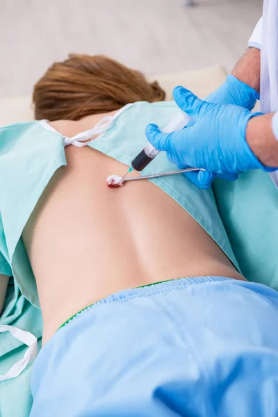 Jovem mulher ferida nas costas visitando médico masculino quiroprático — Fotografia de Stock
