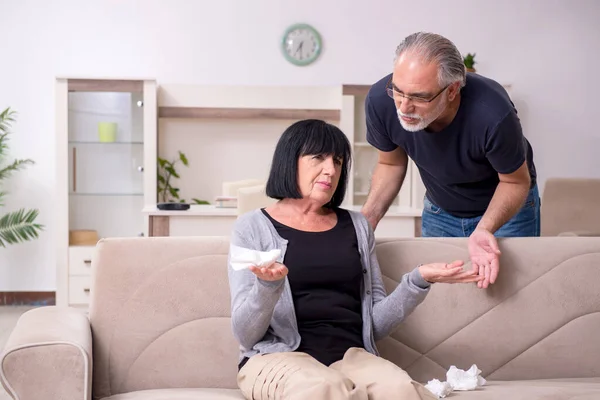 Vecchia coppia che litiga a casa — Foto Stock