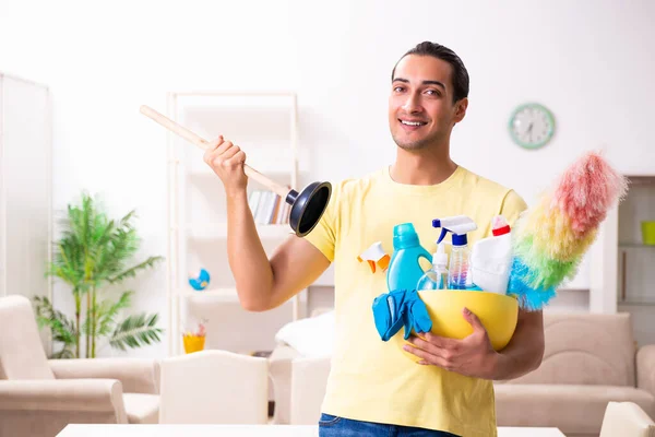 Junge männliche Lohnunternehmer erledigen Hausarbeit zu Hause — Stockfoto