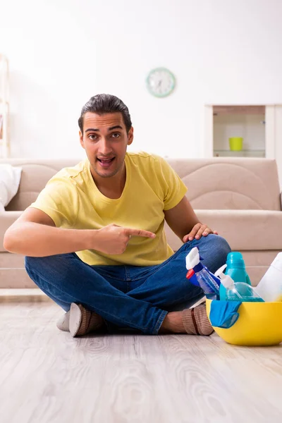 Joven contratista masculino haciendo tareas domésticas en casa — Foto de Stock