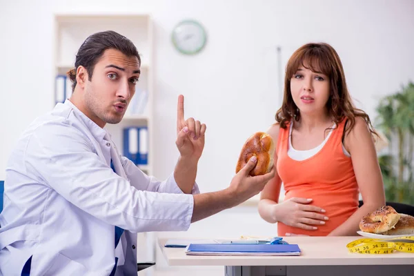 Mujer embarazada visitando médico ginecólogo masculino —  Fotos de Stock