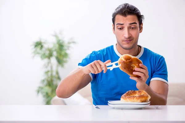 Joven hombre hambriento en concepto de dieta —  Fotos de Stock