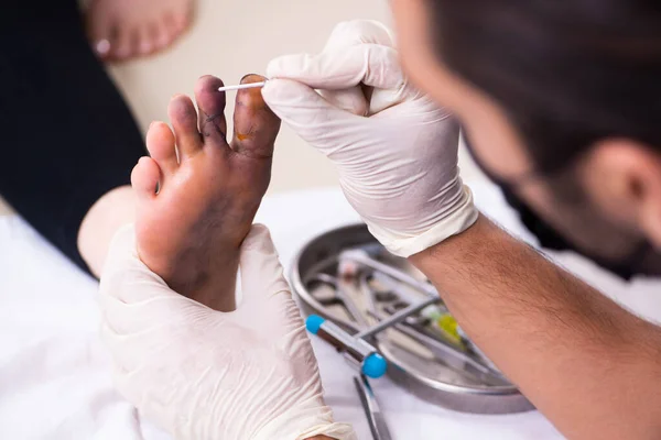 Femme blessée par un doigt visitant un médecin traumatologue — Photo