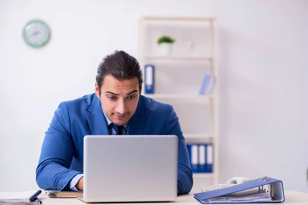 Joven empleado masculino en la oficina — Foto de Stock