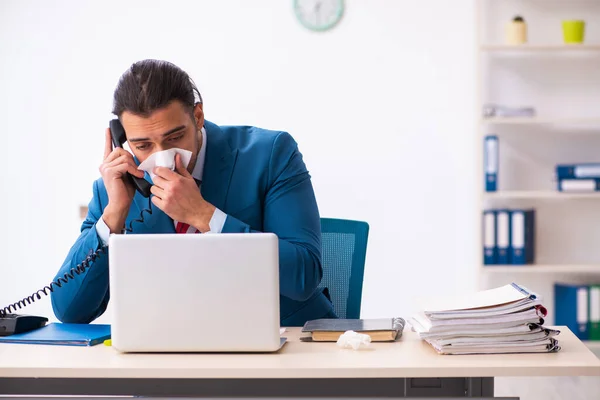 Kranker männlicher Mitarbeiter leidet am Arbeitsplatz an Coronavirus — Stockfoto