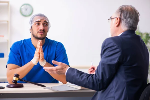 Adliyedeki erkek doktor avukatla toplantıda. — Stok fotoğraf