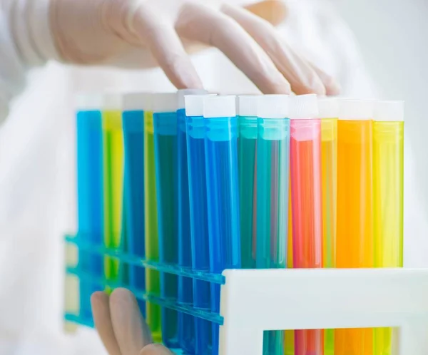 Joven estudiante de química trabajando en laboratorio sobre productos químicos —  Fotos de Stock