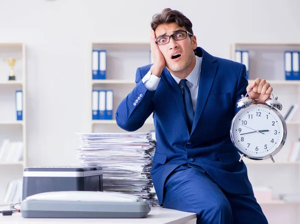 Homme d'affaires faisant des copies dans la machine à copier — Photo