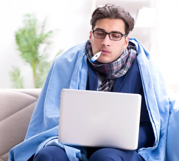 Hasta işadamı grip nedeniyle evden çalışıyor.