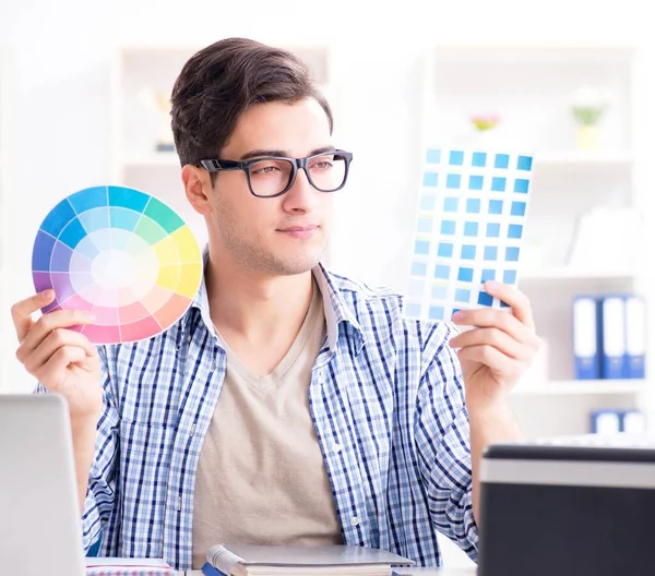 Joven diseñador eligiendo colores para un nuevo proyecto —  Fotos de Stock