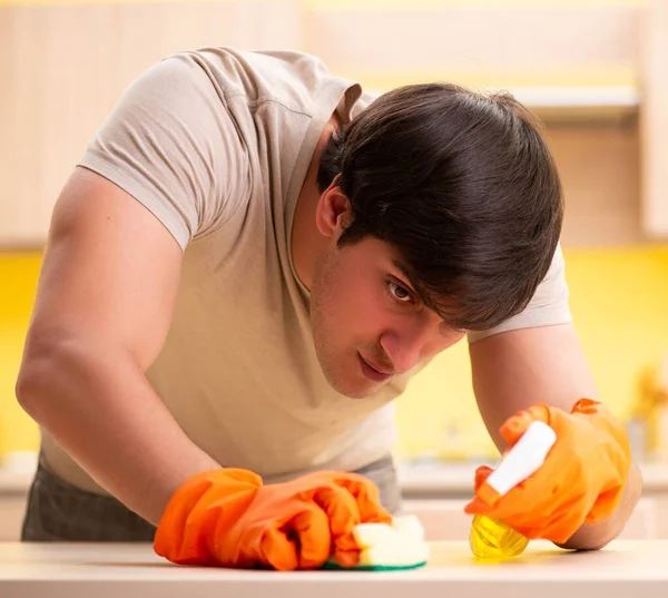 Hombre soltero limpieza cocina en casa — Foto de Stock