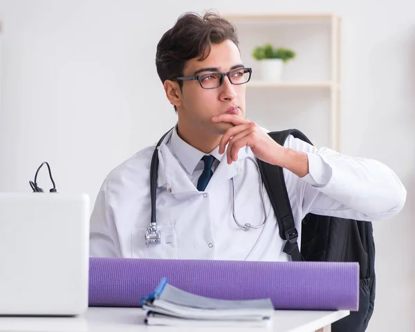 Arzt geht in der Mittagspause ins Fitnessstudio — Stockfoto