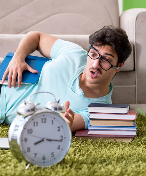 Estudiante preparándose para exámenes universitarios en casa en tiempo de los gerentes — Foto de Stock