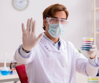 Laboratuvarda çalışan genç bir kimyager.